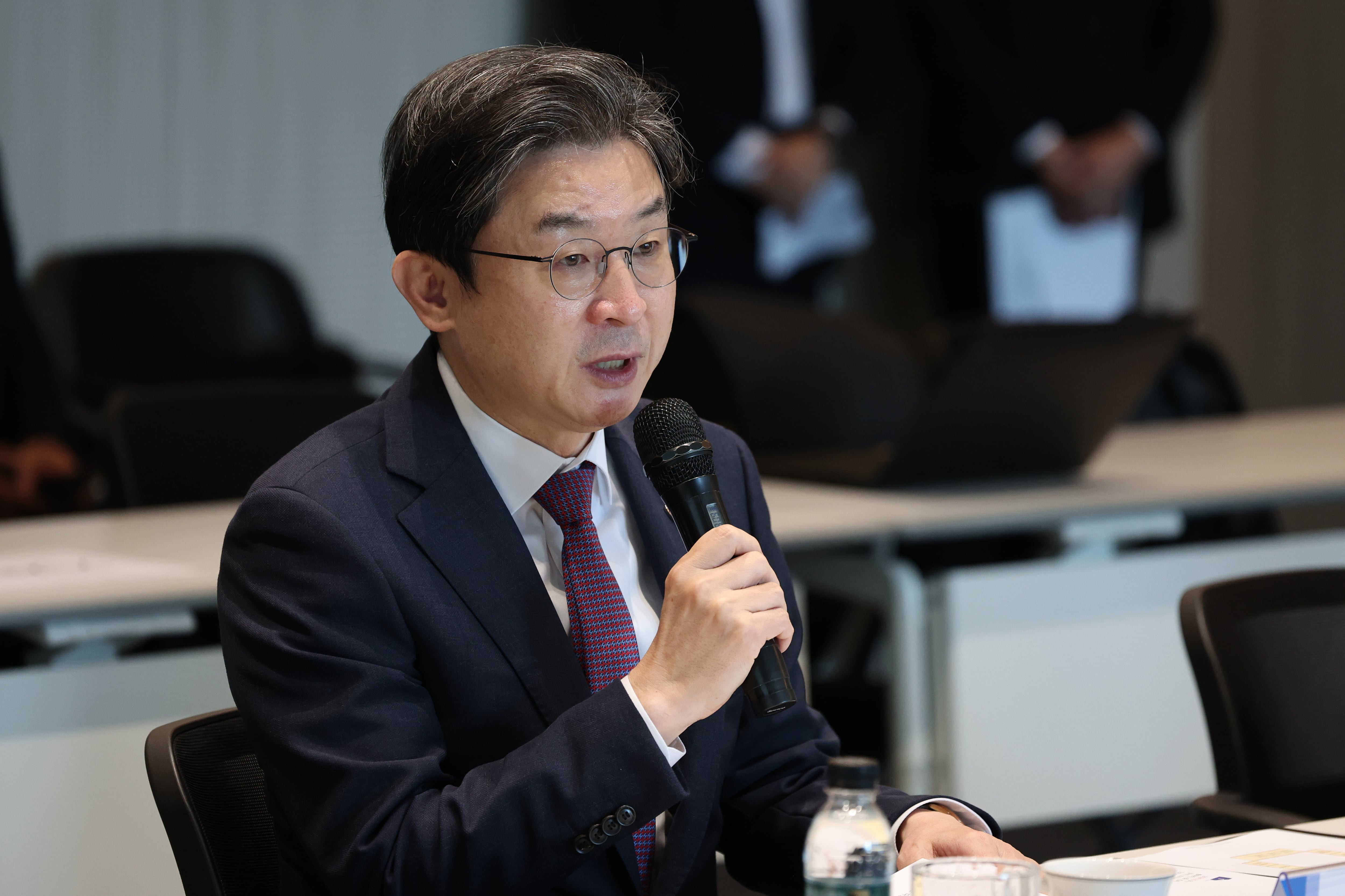 イ・オクウォン金融委員長「会計基本法の制定、積極推進」