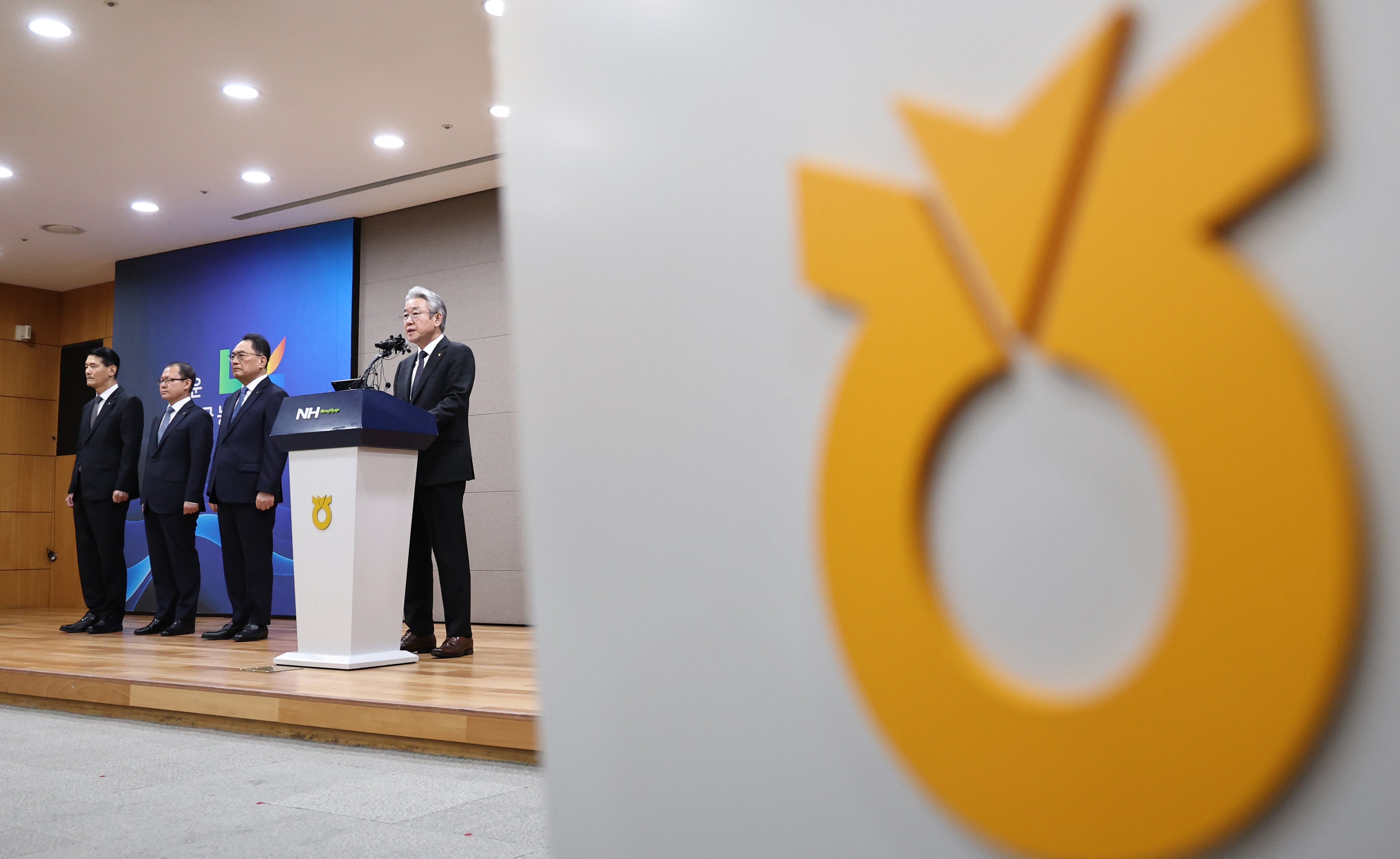 경찰, 농협중앙회 2차 압수수색… ‘공금으로 회장 기념품 구매’ 의혹 수사
