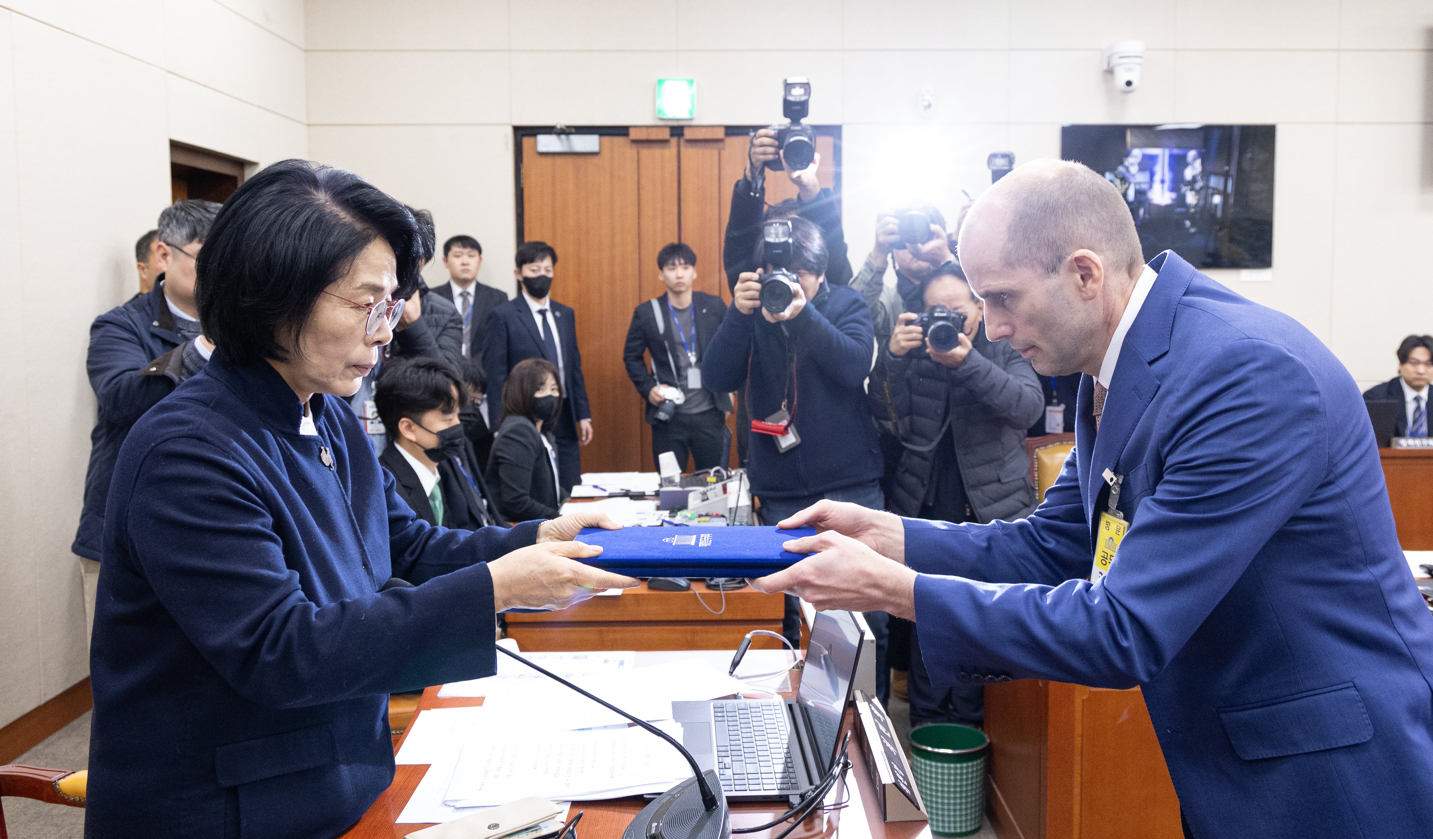 해롤드 로저스 쿠팡 한국법인 임시 대표(오른쪽)가 지난해 12월 국회 과학기술정보방송통신위원회에 출석해 더불어민주당 소속 최민희 위원장에게 증인선서문을 제출하고 있다. /뉴스1