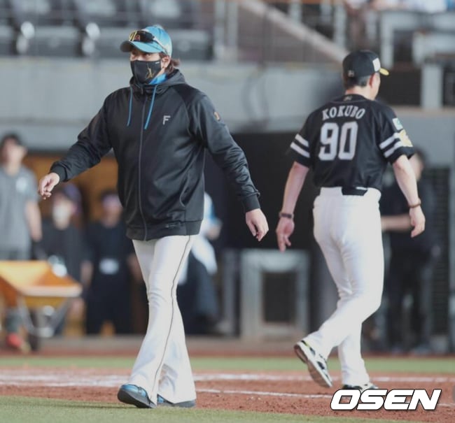 ‘사인 훔치기’ 논란, 포수와 2루주자의 언쟁 "2루에서 사인 전달 하지마"…괴짜 감독 “1000% 아니다. 비겁하게 이길 생각 없고, 이기고 싶지도 않다”