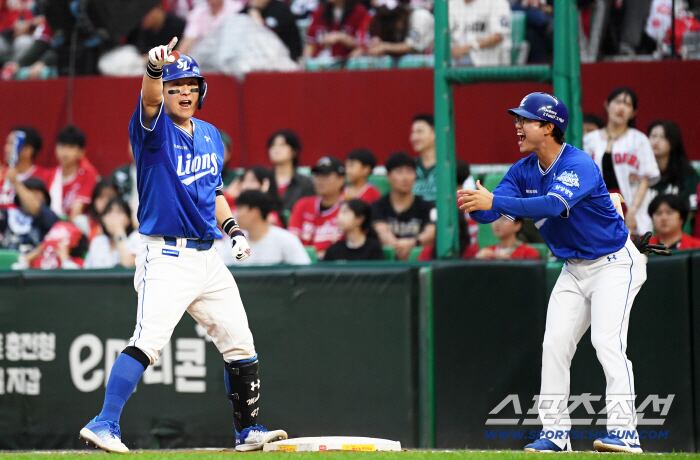 11일 인천SSG랜더스필드에서 열린 SSG와 삼성의 준PO 2차전. 9회초 1사 2루 삼성 강민호가 적시타를 날린 뒤 환호하고 있다. 인천=박재만 기자 pjm@sportschosun.com/2025.10.11