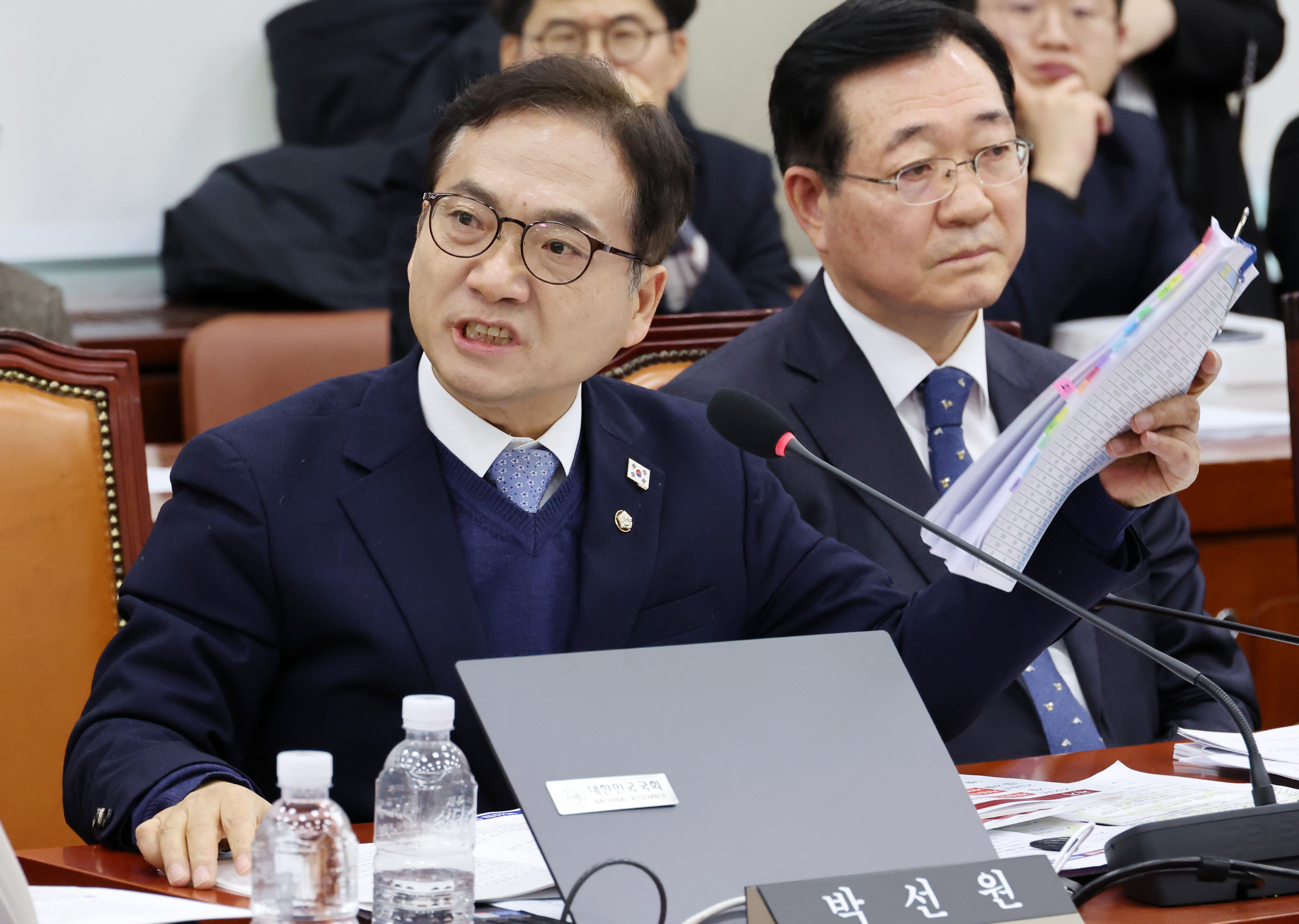 박선원 더불어민주당 의원이 지난달 14일 오전 서울 여의도 국회에서 열린 윤석열 정부의 비상계엄 선포를 통한 내란 혐의 진상규명 국정조사 특별위원회 제3차 전체회의에서 질의하고 있다. /뉴시스