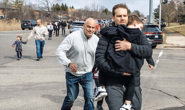 아이 안고 서둘러 대피  12일 미국 미시간주에 위치한 유대교 회당 ‘템플 이스라엘’에 괴한이 폭발물을 실은 트럭을 몰고 돌진한 직후 주민들이 아이들을 데리고 대피하고 있다.
/로이터 연합뉴스