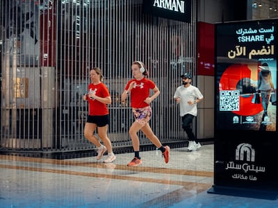 폭염에도 서늘하게… 쇼핑몰에서 ‘오픈 런’ 마라톤