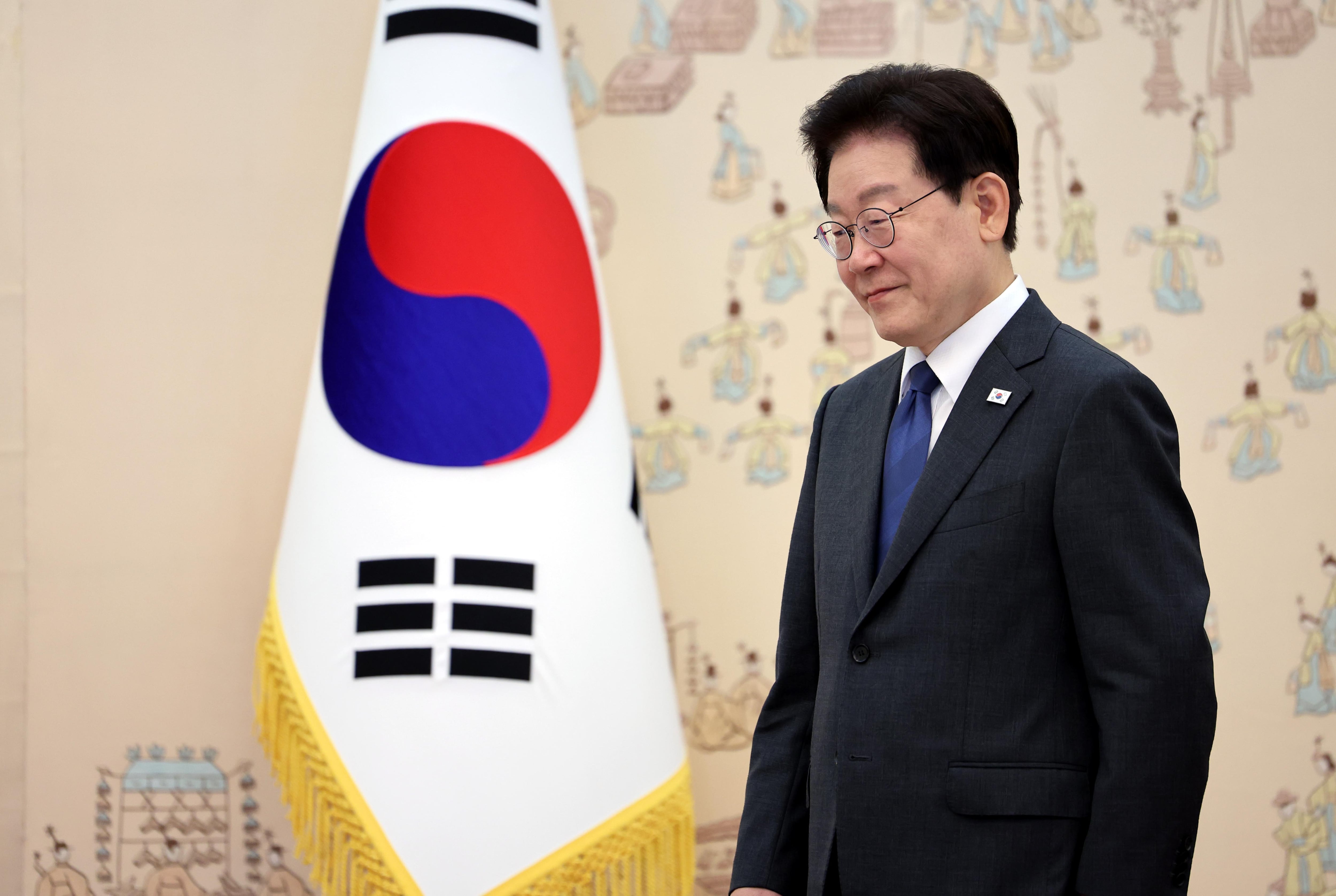 이재명 대통령이 12일 청와대에서 열린 주한대사 신임장 제정식을 마치고 이동하고 있다. /뉴시스