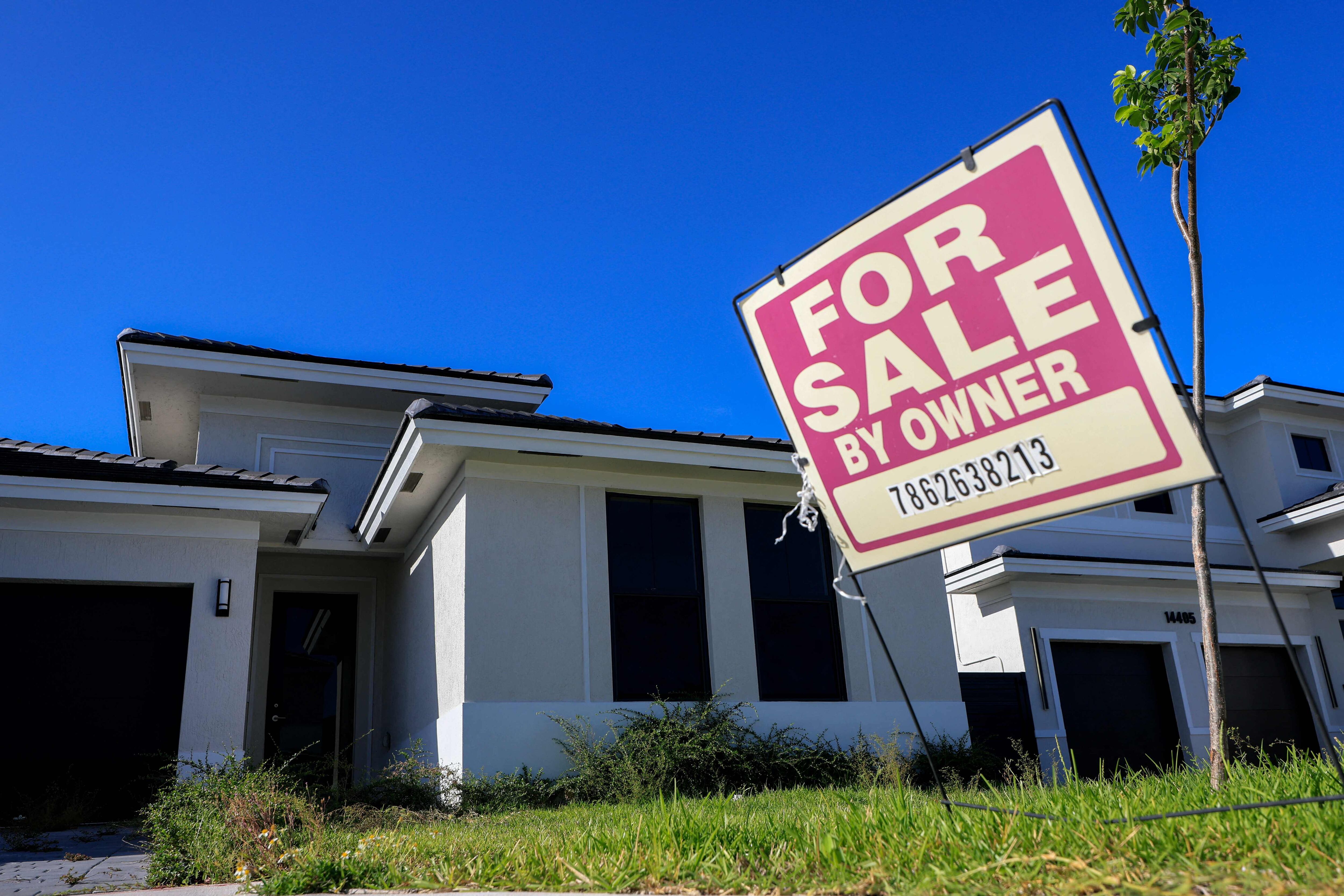 지난달 미국 플로리다 마이애미의 한 단독주택 앞에 '판매 중'이라고 적힌 표지판이 놓여 있다. /AFP 연합뉴스