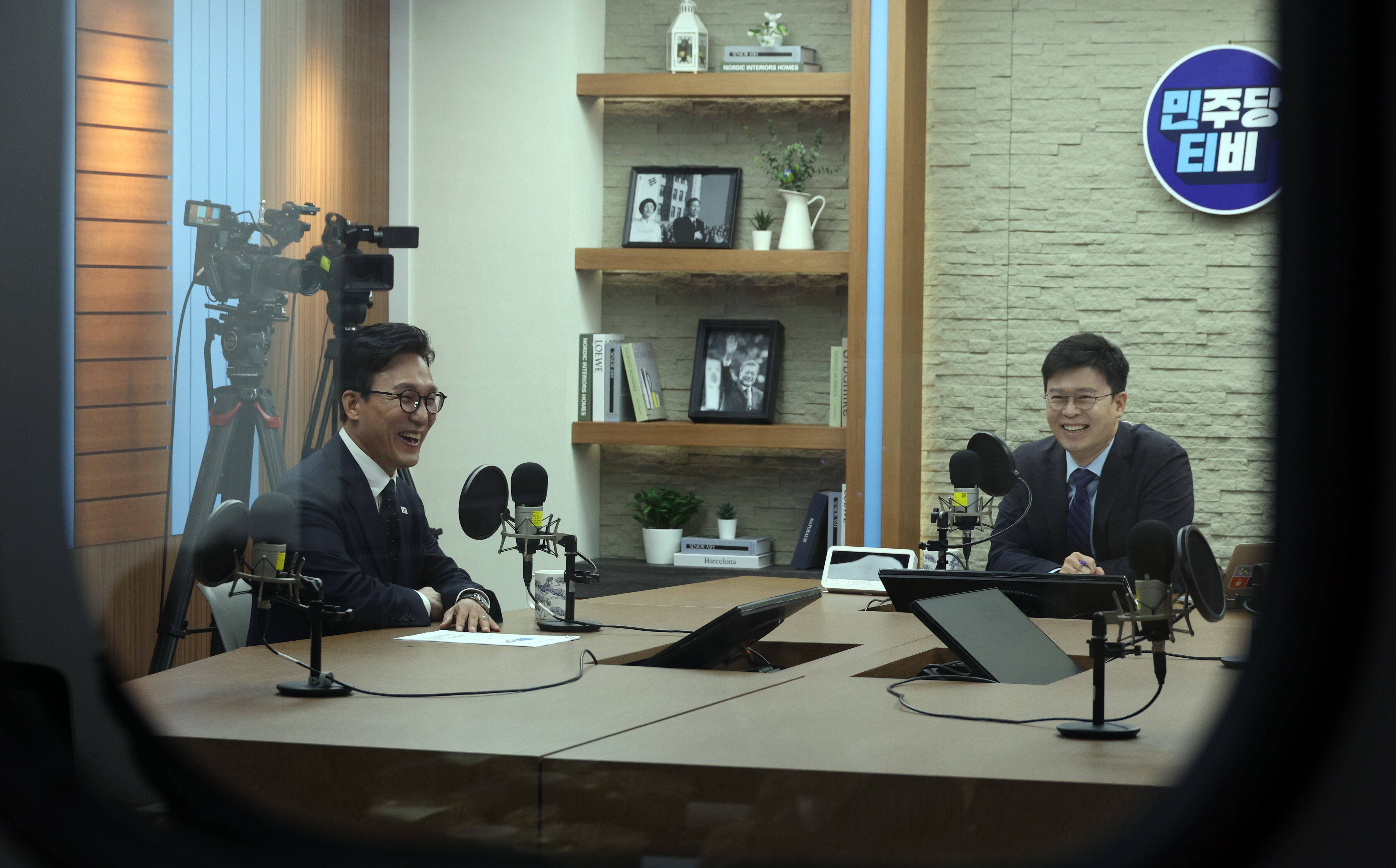 더불어민주당 김민석 대표가 10일 서울 여의도 민주당 중앙당사 스튜디오에서 당 공식 유튜브 '민주당TV' 프로그램 '민티07'을 준비하고 있다. /연합뉴스