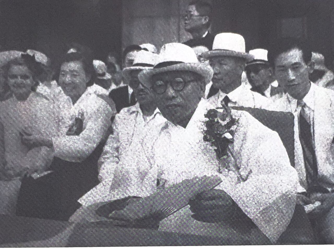 1946년 8월15일 중앙청 광장에서 열린 8.15경축대회에 참석한 푸랜시스카. 백범(가운데) 큰 며느리이자 비서인 안미생(안중군 동생 안정근 장녀)과 나란히 팔장을 낀 채 다정한 모습이다.  안미생은 홍콩과 호주에서 공부해 영어에 능통했다. 푸랜시스카가 이기붕 아내 박마리아가 아니라 안미생과 가깝게 지냈으면 현대사가 어떻게 바뀌었을까.