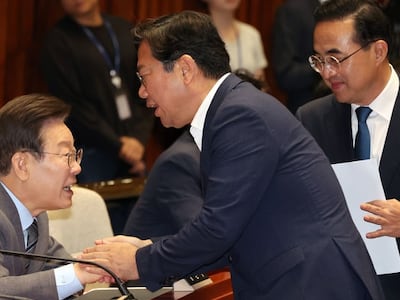 김승원 의원과 인사 나누는 이재명 전 대표