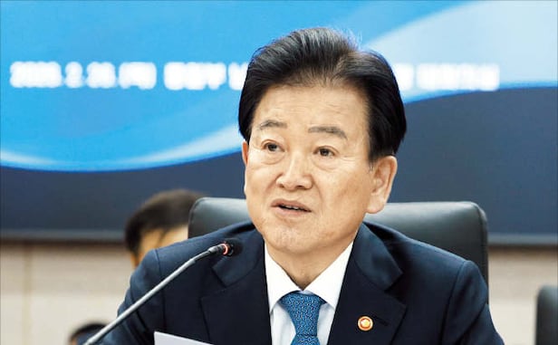 정동영 “北 입장 안타깝다” 정동영 통일부 장관이 26일 ‘접경 지역 평화 안전 연석회의’에서 “평화공존이 남북 주민에게 가장 필요한 길이자 유일한 길”이라고 했다.
/연합뉴스