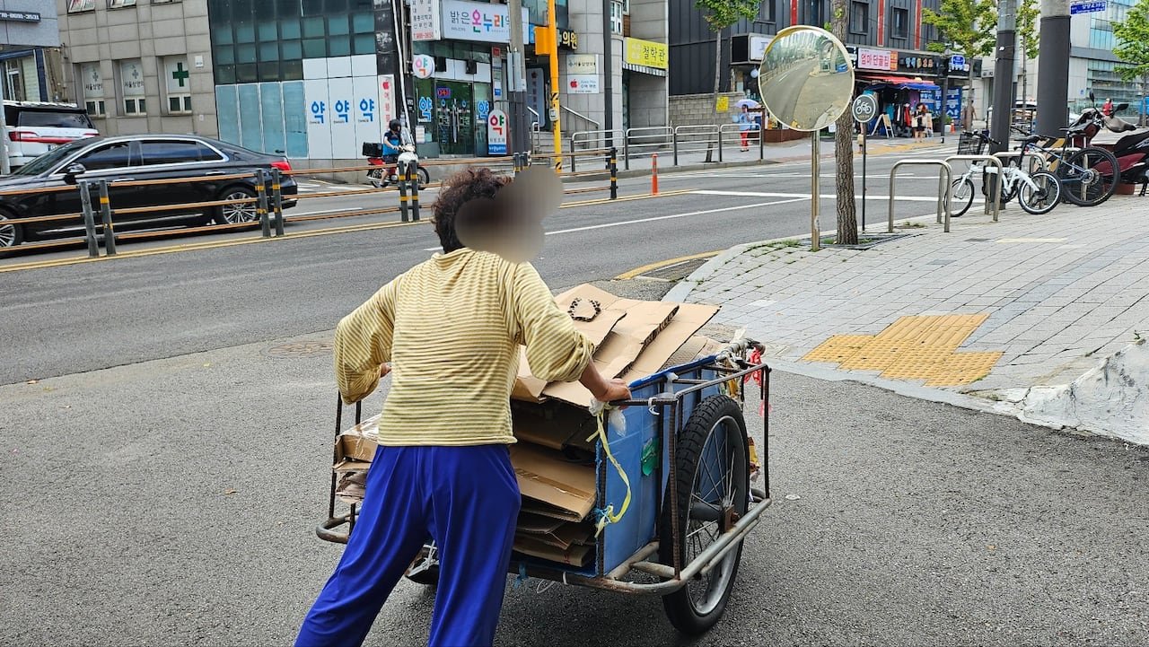 폭염 속 폐지 줍는 노인들 “5000원 벌었다, 자식 올 때면 리어카 숨겨”