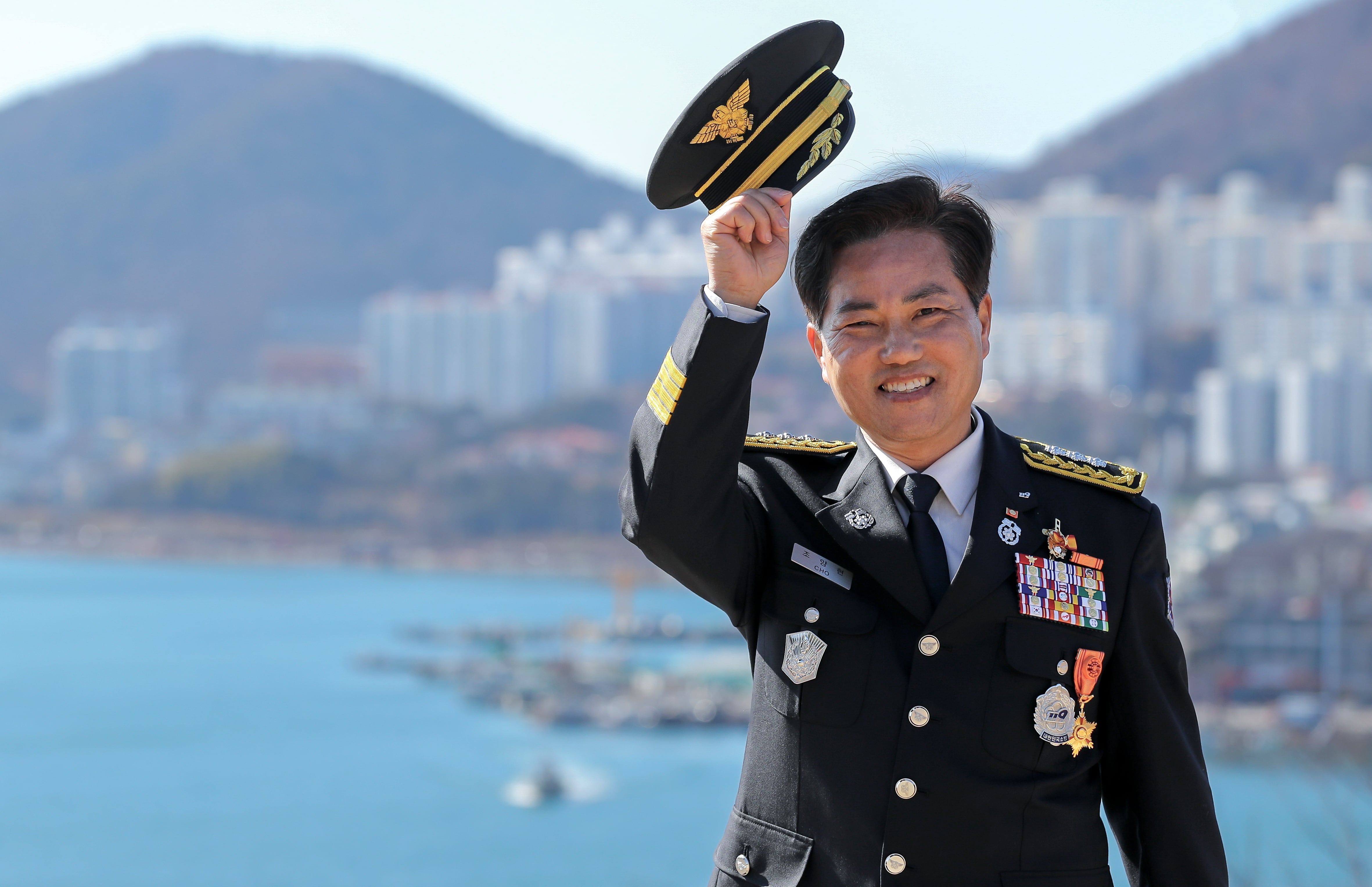 퇴임 후 가족이 있는 여수로 돌아온 조양현 대장을 소호동 앞바다에서 만났다. 사진을 위해 정복을 다시 꺼내 입은 그는