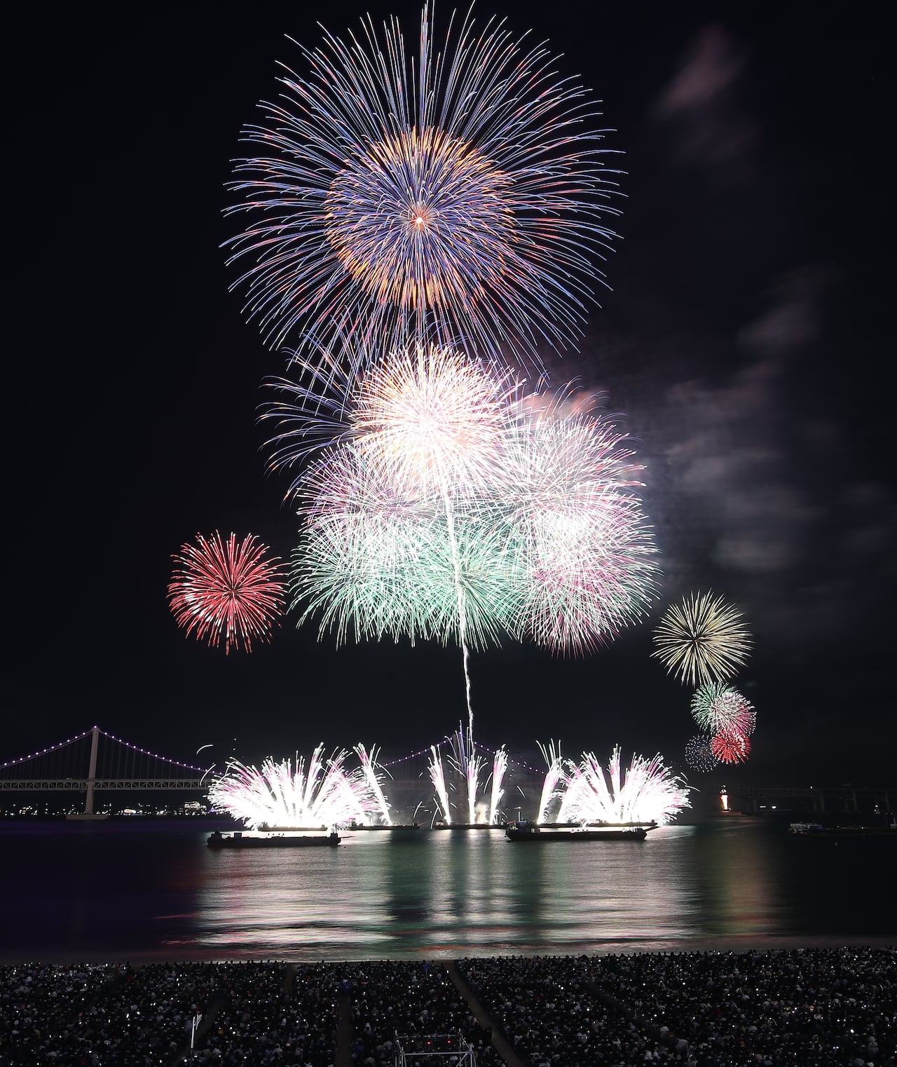 400-Meter Fireworks Decorate Busan's Autumn Sea