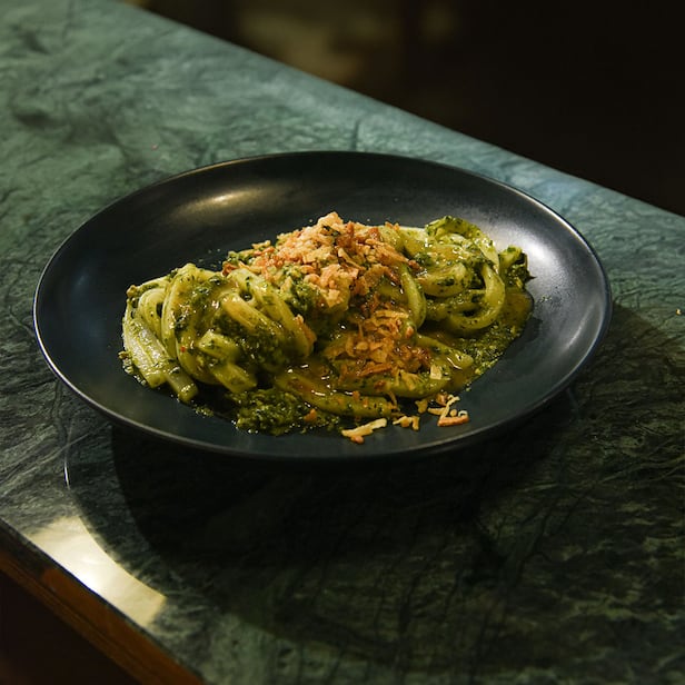 서울 중구 '고사리 익스프레스'의 '쑥갓 비빔 누들'. 고사리 오일 소스에 쑥갓과 배추, 비건 버터 등이 들어갔다./미쉐린 가이드