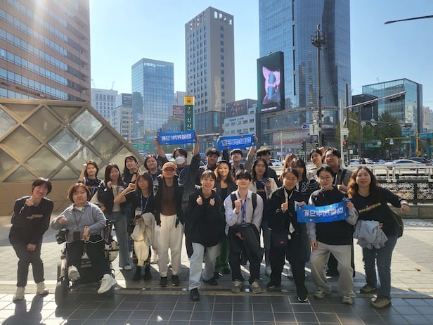 지난해 서울 신사역 일대에서 ‘계단 정복 활동’을 마친 ‘크러셔 클럽’ 멤버들. /계단뿌셔클럽