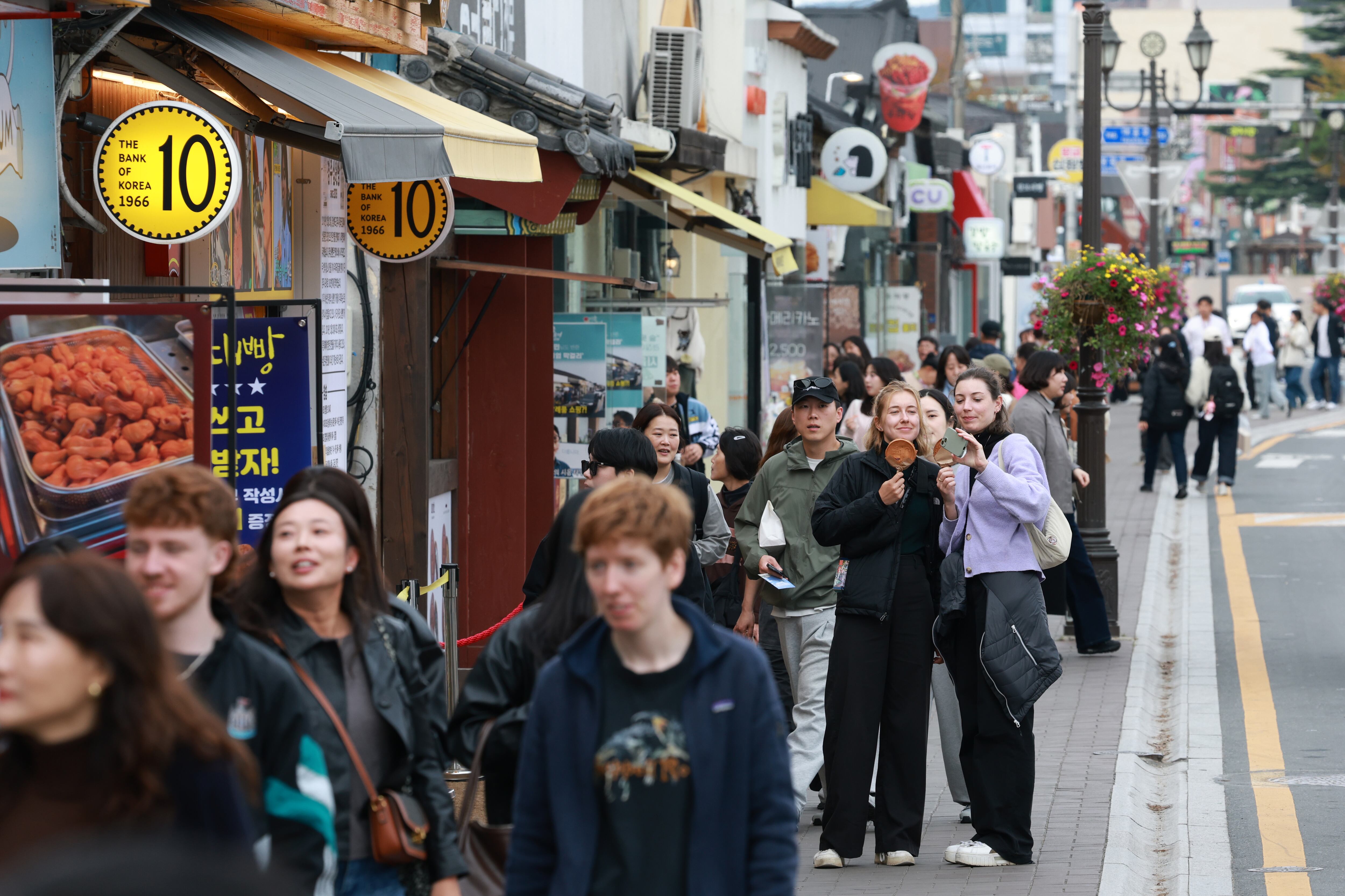 30일 오후 경북 경주의 올리브영 매장. 외국인 관광객들이 물건을 고르고 있다. APEC(아시아태평양경제협력체) 정상 회의가 열리는 경주에 외국인 관광객이 몰리고 있다./장련성 기자