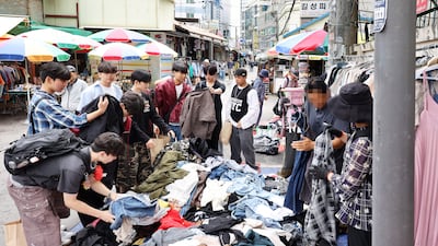 구제 의류·구형 카메라 찾아… ‘복고 열풍’에 활기 띠는 전통시장