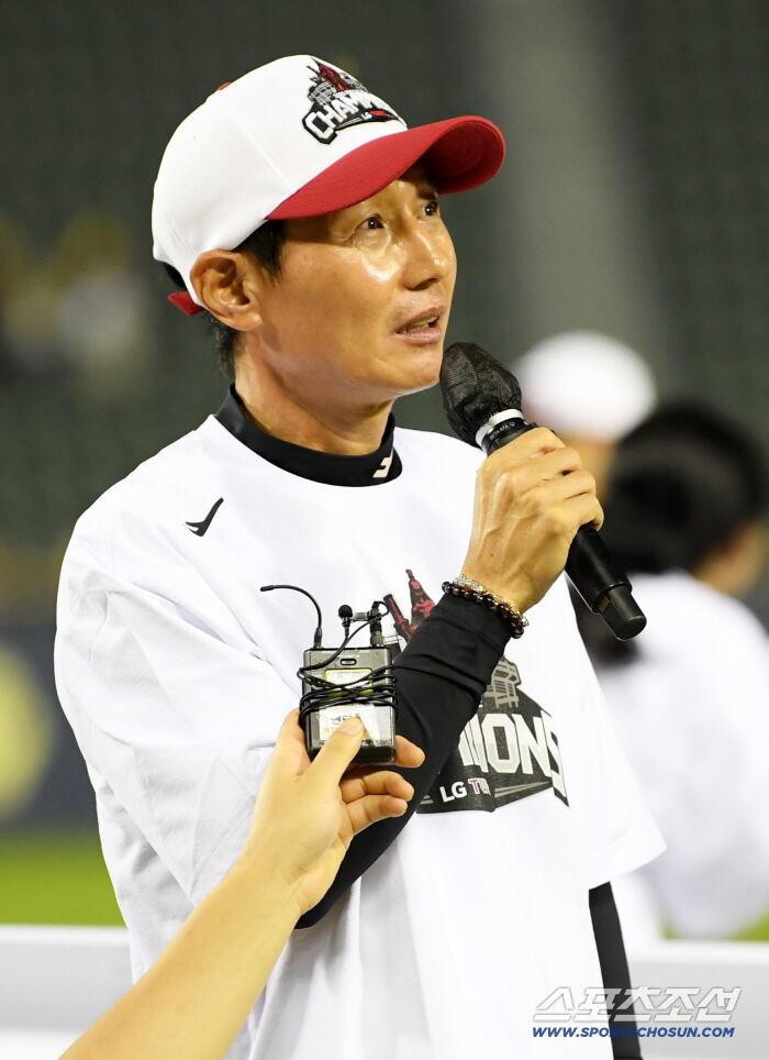 1일 잠실구장에서 정규리그 우승을 확정 지은 LG 트윈스 염경엽 감독이 기뻐하고 있다. 잠실=박재만 기자 pjm@sportschosun.com/2025.10.01