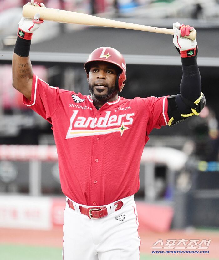 21일 수원 케이티위즈파크에서 열린 KT와 SSG의 경기. 1회 삼진을 당한 SSG 에레디아. 수원=송정헌 기자songs@sportschosun.com/2025.08.21