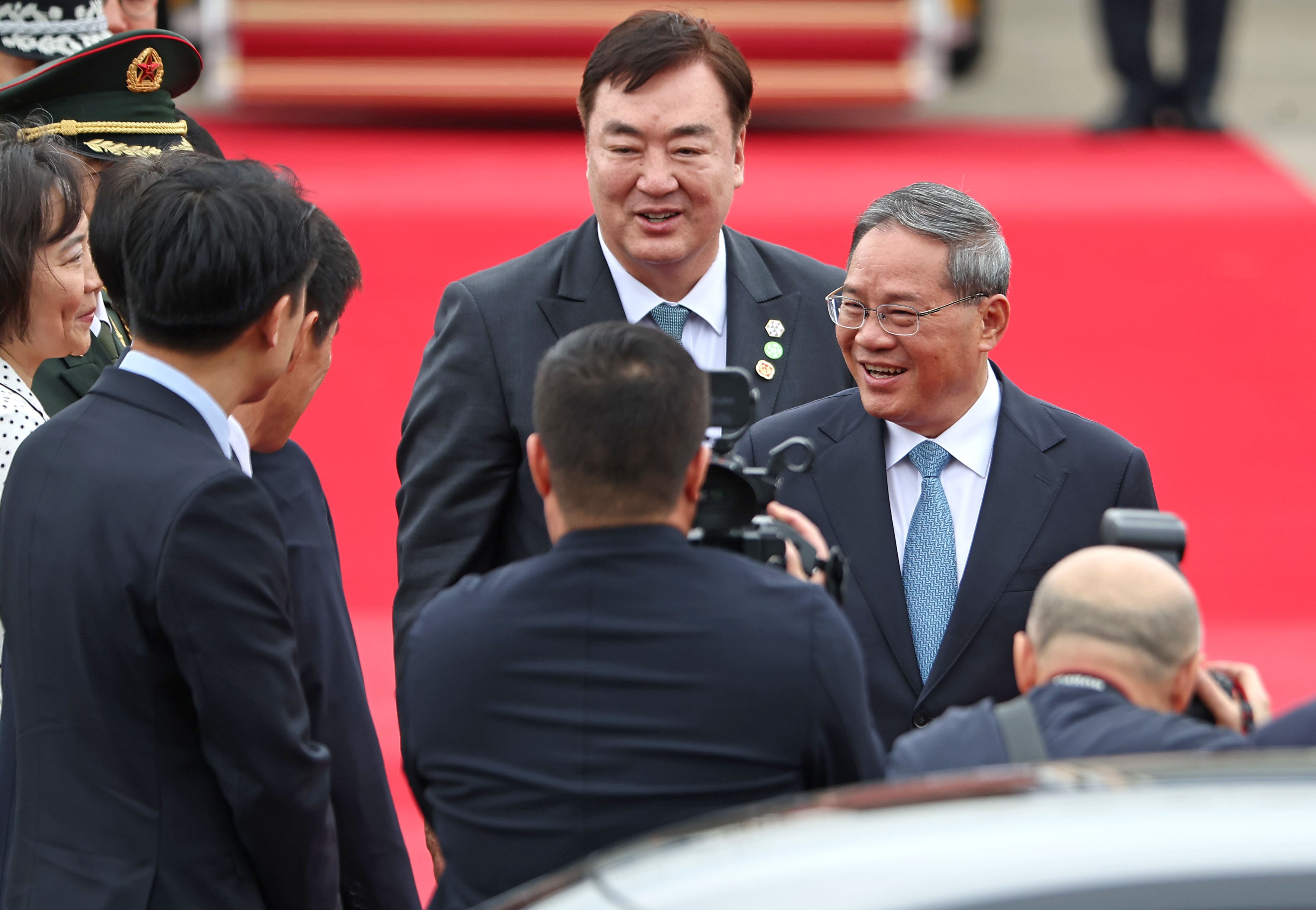 리창(오른쪽) 중국 국무원 총리가 한중일 정상회의를 하루 앞둔 26일 경기도 성남 서울공항에 도착해 싱하이밍 주한 중국대사와 함께 이동하고 있다. /연합뉴스