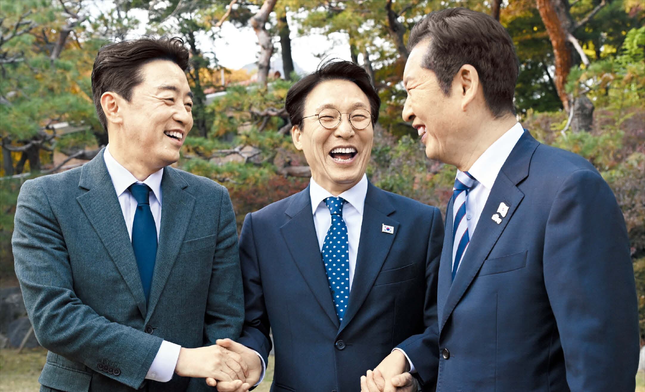 손 맞잡은 당정대 강훈식(왼쪽부터) 대통령실 비서실장, 김민석 국무총리, 정청래 더불어민주당 대표가 9일 서울 종로구 국무총리 공관에서 열린 고위 당정협의회에 앞서 담소를 나누며 손을 맞잡고 웃고 있다./ 고운호 기자