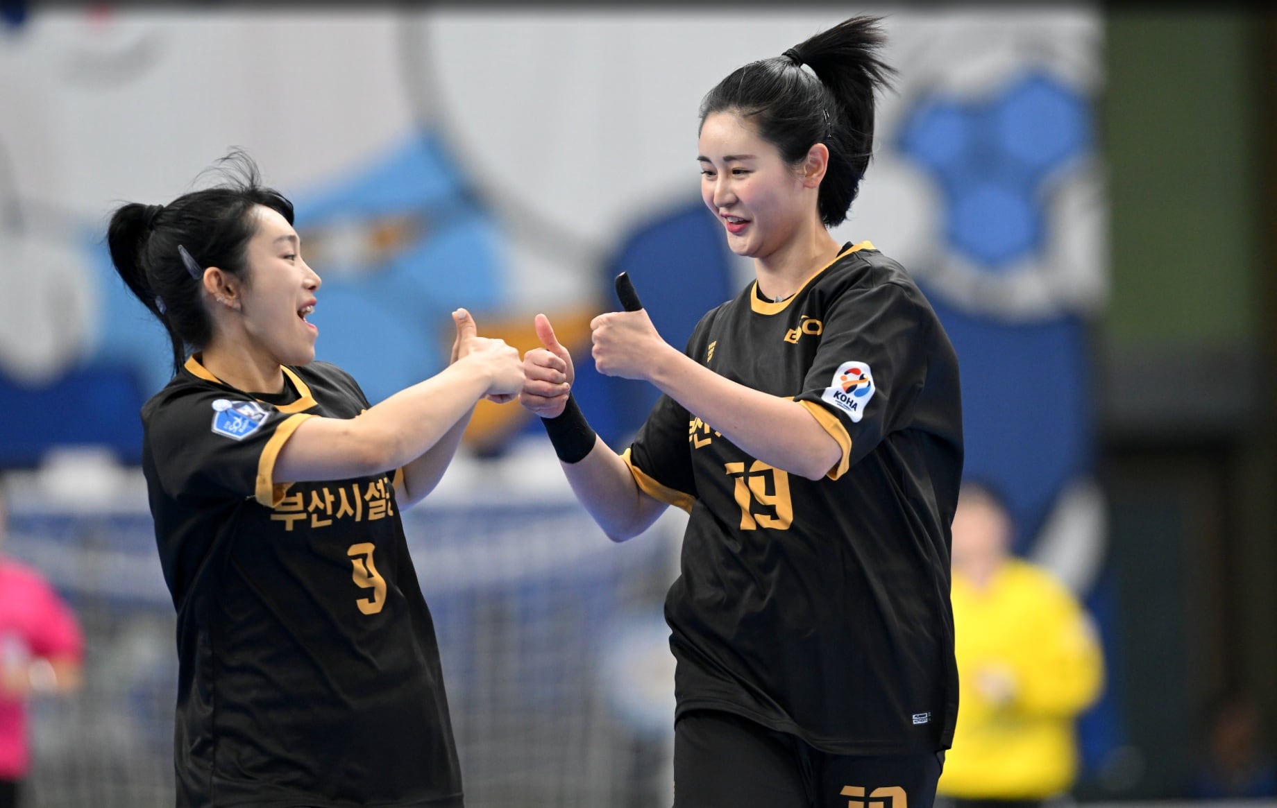 17일 경기 광명시민체육관에서 열린 핸드볼 H리그 여자부 1라운드 부산시설공단과 인천광역시청의 경기에서 부산시설공단 정가희(왼쪽)와 김다영이 서로 엄지를 세우며 독려하고 있다. /한국핸드볼연맹