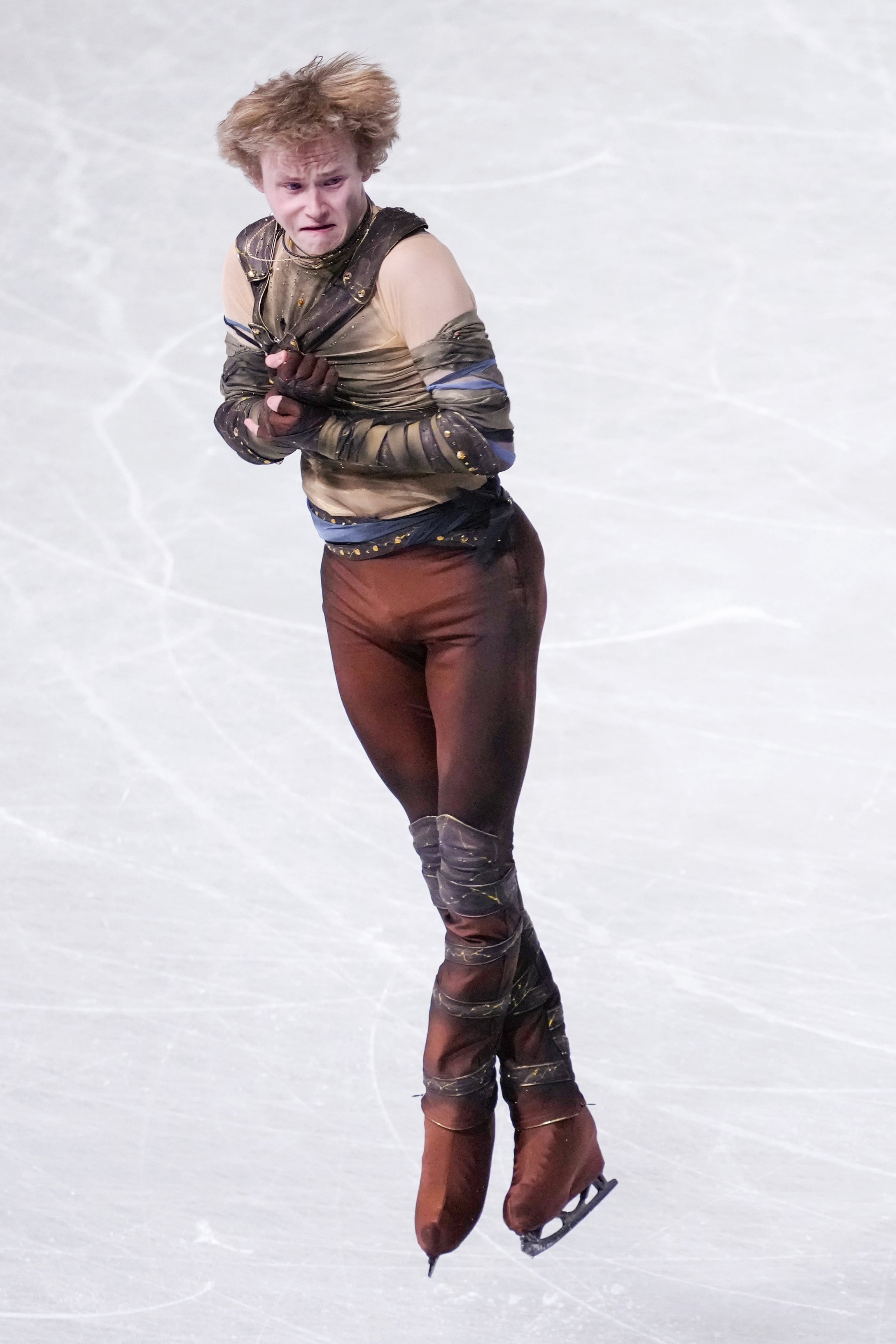 작년 12월 ISU(국제빙상경기연맹) 그랑프리 파이널 대회에 출전한 일리야 말리닌이 공중에서 네 바퀴를 도는 연기를 펼치고 있다. 전 세계에서 유일하게 4.5회전 쿼드러플 악셀을 구사하는 말리닌은 2026 밀라노 코르티나 동계 올림픽에서 5회전 점프를 시도할 수 있음을 내비쳤다./게티이미지코리아