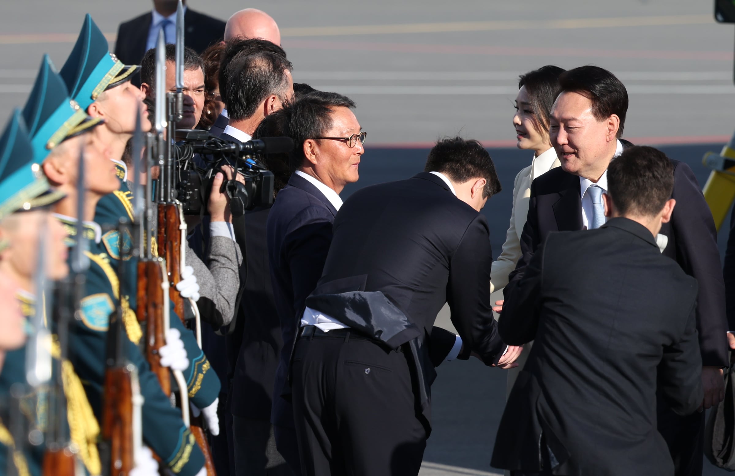윤석열 대통령이 11일(현지 시각) 카자흐스탄 아스타나 국제공항에 도착해 환영 인사와 악수하고 있다. /뉴시스