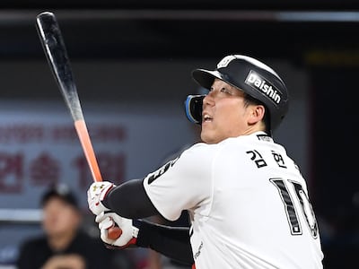 김현수 17시즌 연속 100안타 고지...KBO 최초 기록
