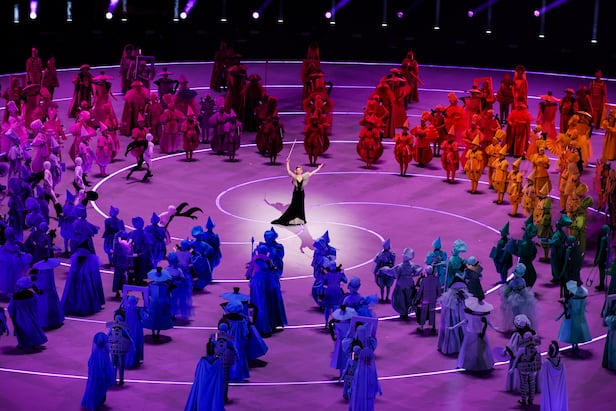 6일 이탈리아 배우 마틸다 데 안젤리스가 밀라노 코르티나 올림픽 개막식에서 공연을 지휘하는 모습. /TASS 연합뉴스