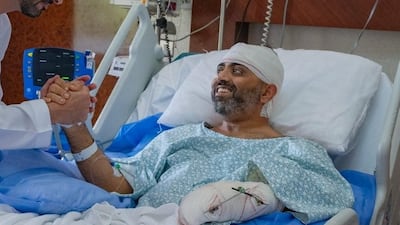 함단 빈 모하메드 알 막툼 UAE 두바이 왕세자(왼쪽)가 입원 치료 중인 스미트 마차르 플라이두바이 기장을 방문한 모습./연합뉴스