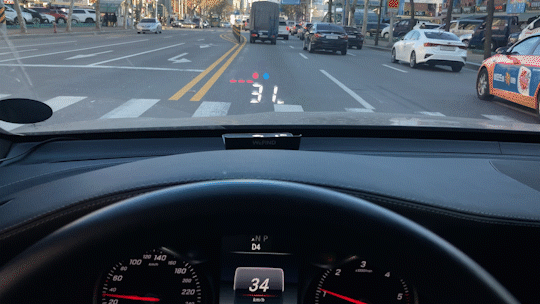 헤드업 디스플레이에 주행 속도가 표시되는 모습. /케이앤씨텍