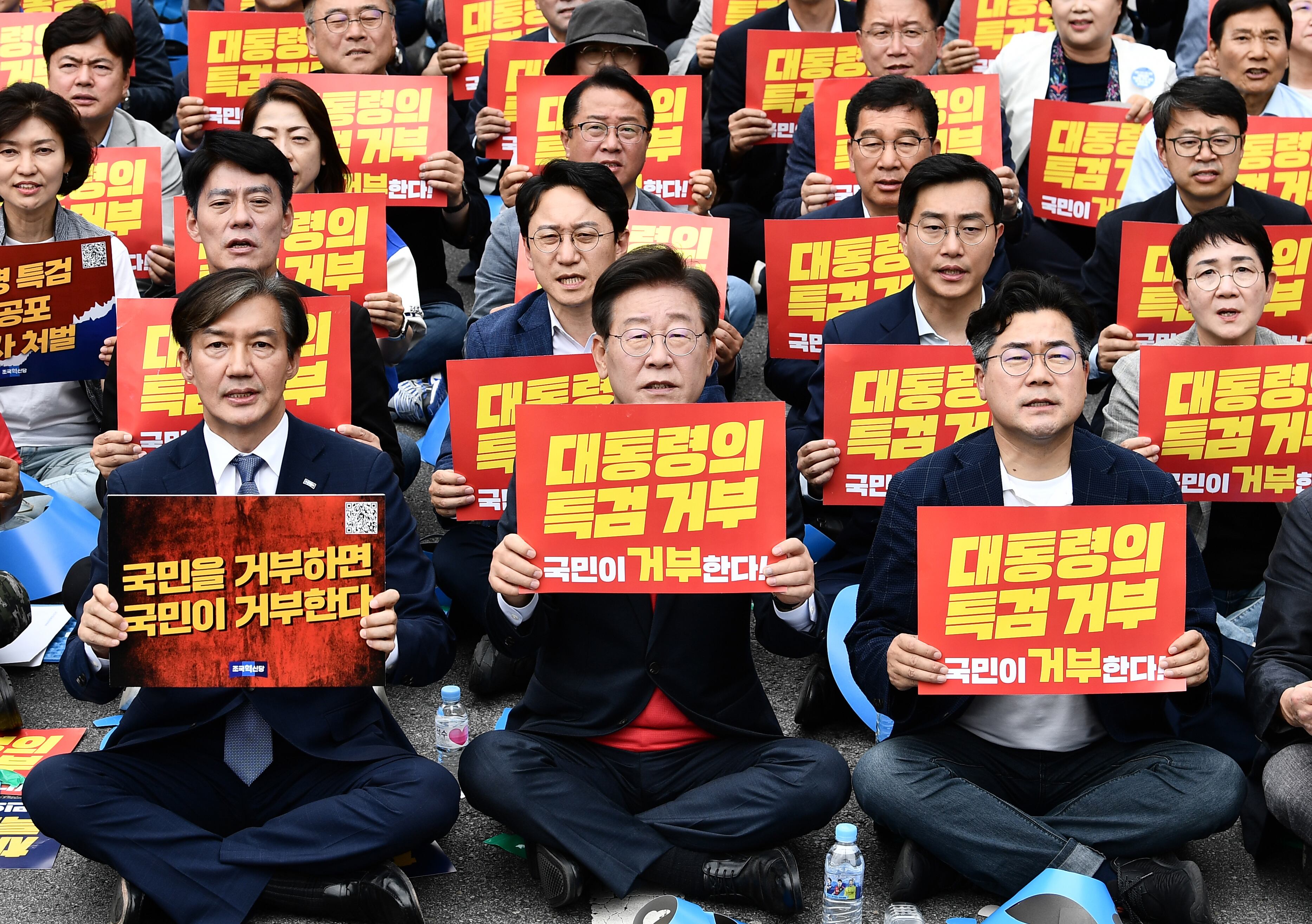 조국 조국혁신당 대표, 이재명 더불어민주당 대표, 박찬대 더불어민주당 원내대표(왼쪽부터)가 25일 오후 서울 중구 숭례문 인근에서 열린 범야당 및 시민사회 '채상병 특검법 거부 규탄 및 통과 촉구 범국민대회'에 참석해 구호를 외치고 있다. /뉴스1