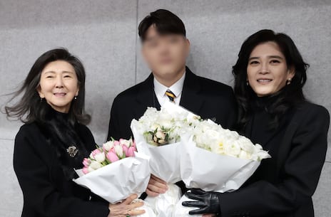 Lee Boo-jin Smiles at Son's Graduation, SNU Acceptance