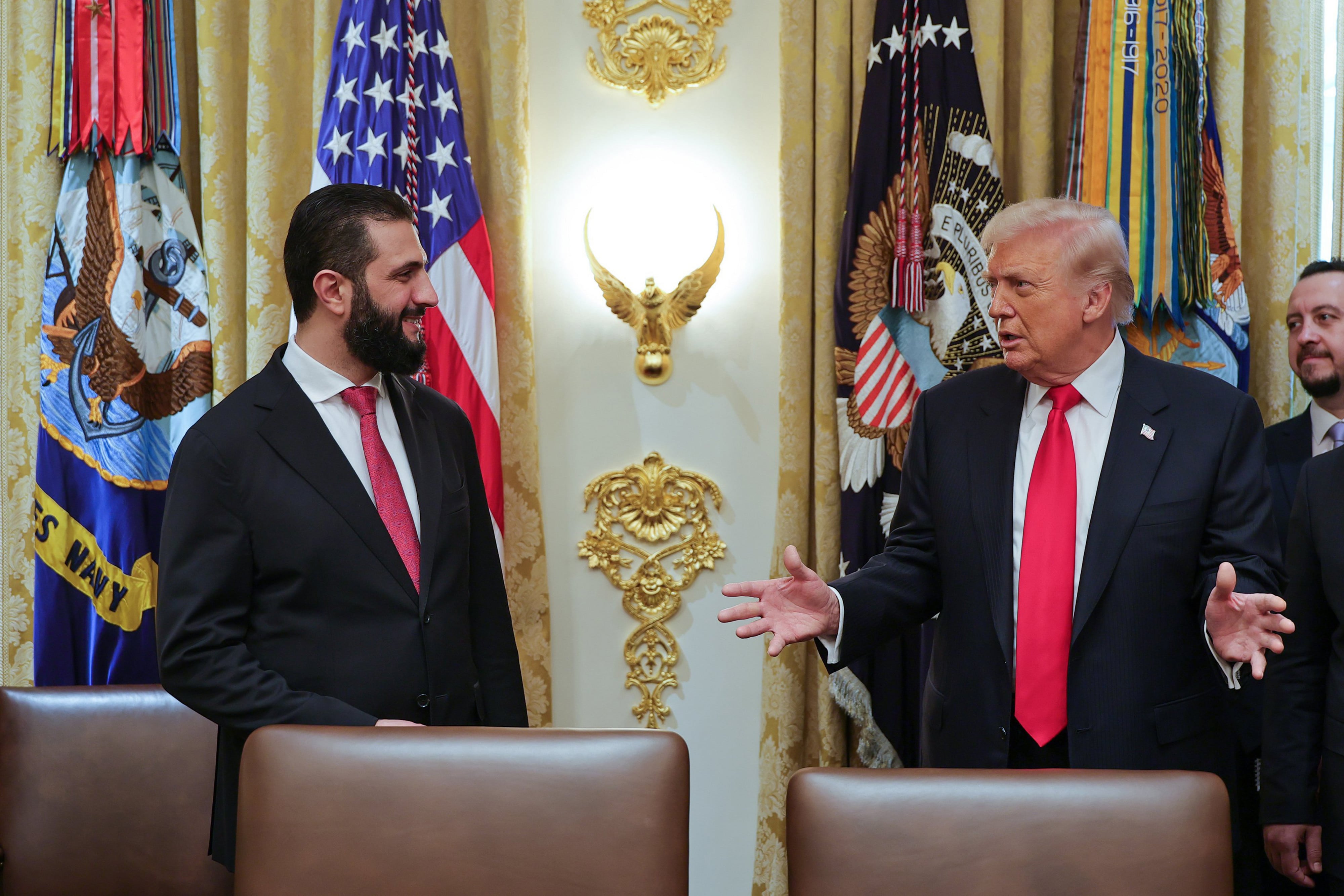 도널드 트럼프 미국 대통령이 10일 백악관에서 아메드 알샤라 시리아 대통령과 정상회담을 갖고 있다. /UPI 연합뉴스