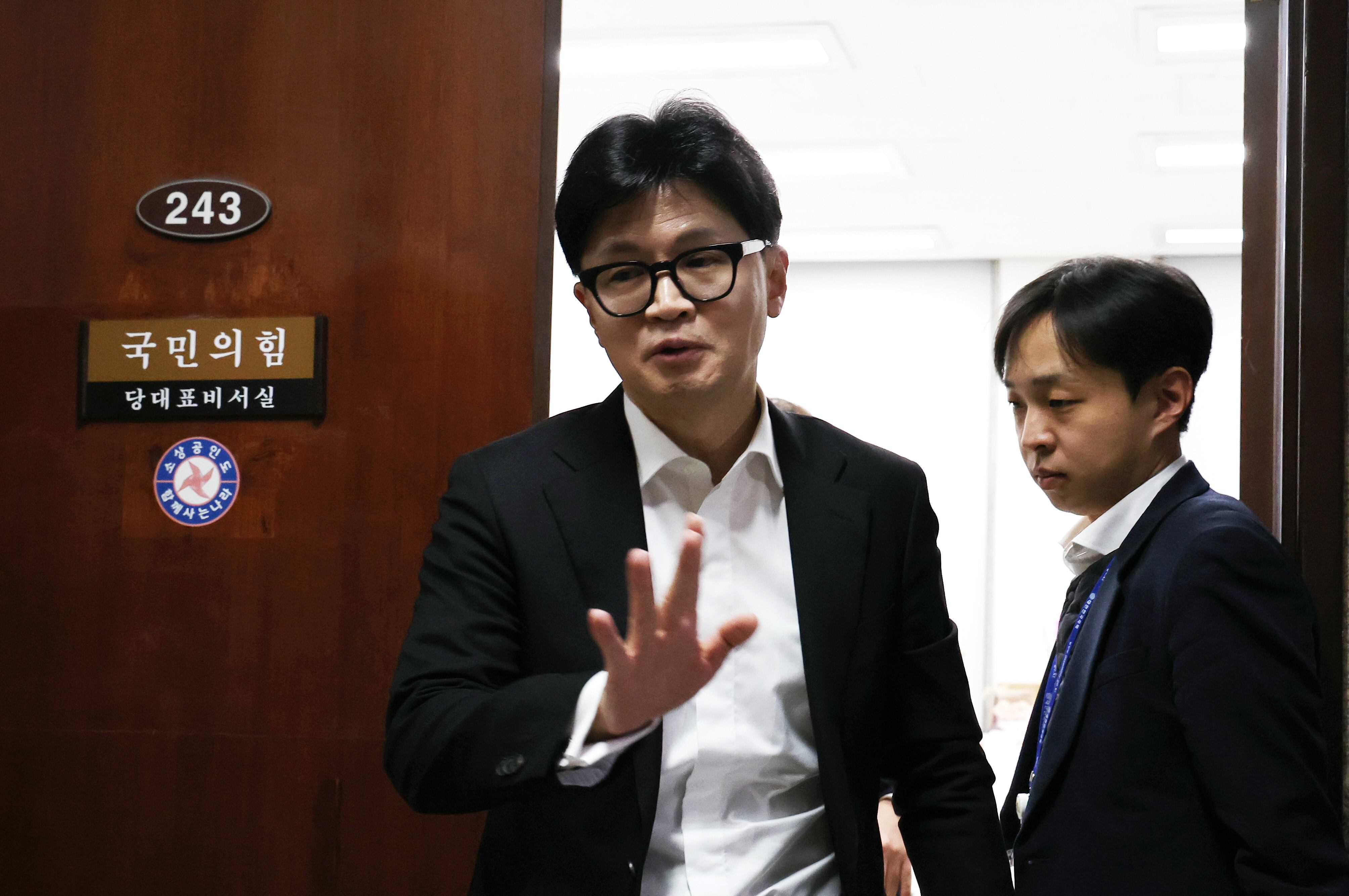 국민의힘 한동훈 대표가 14일 오후 윤석열 대통령 탄핵소추안이 가결된 뒤 국회 국민의힘 당대표실을 나오고 있다. /연합뉴스