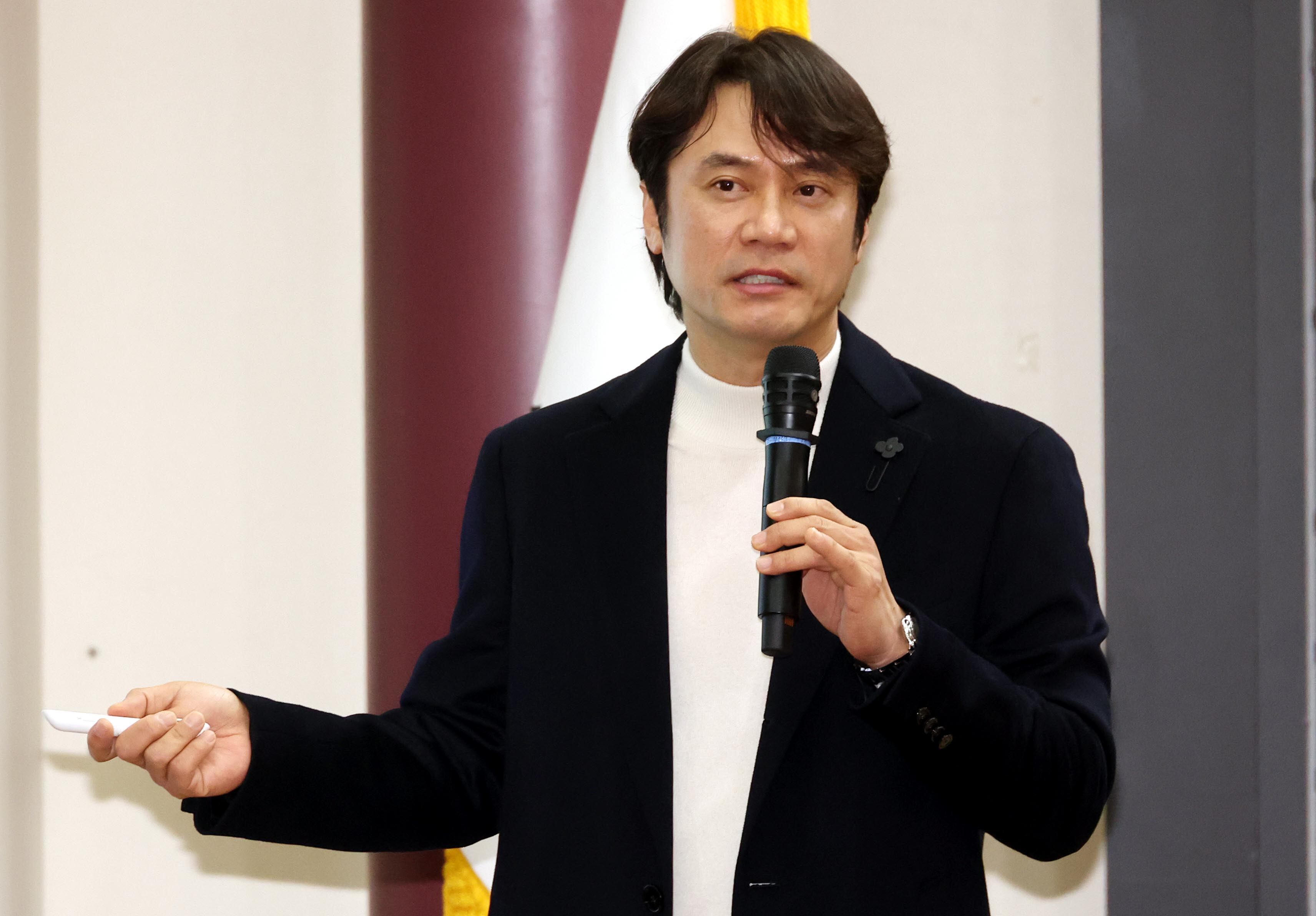 한국사 강사 황현필 씨가 25일 오전 서울 여의도 국회 의원회관 소회의실에서 열린 ‘현대 정치사 속 계엄과 민주주의' 강연회에서 강연하고 있다. /뉴시스