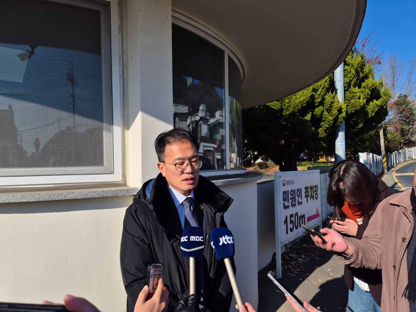 17일 오전 창원교도소에서 정치 브로커 명태균씨를 접견한 더불어민주당 박주민 의원이 취재진 앞에서 입장을 밝히고 있다. /창원=김준호 기자