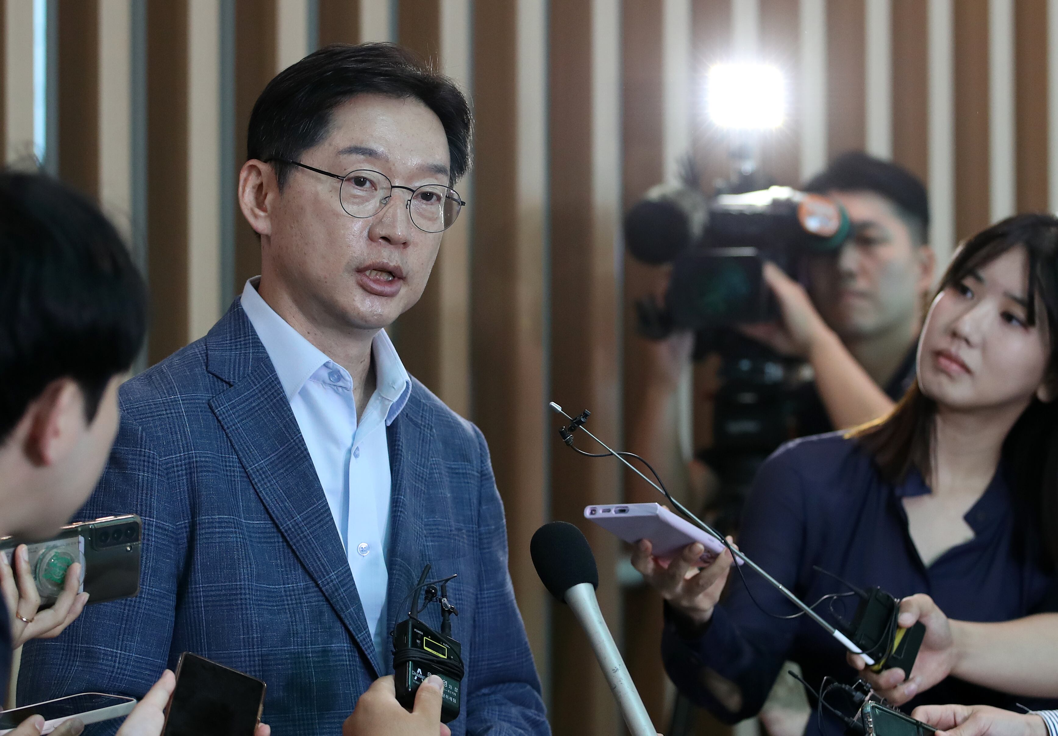 김경수 전 경남지사가 지난 6월 14일 인천국제공항에서 출국하기에 앞서 취재진과 인터뷰하고 있다. /뉴스1