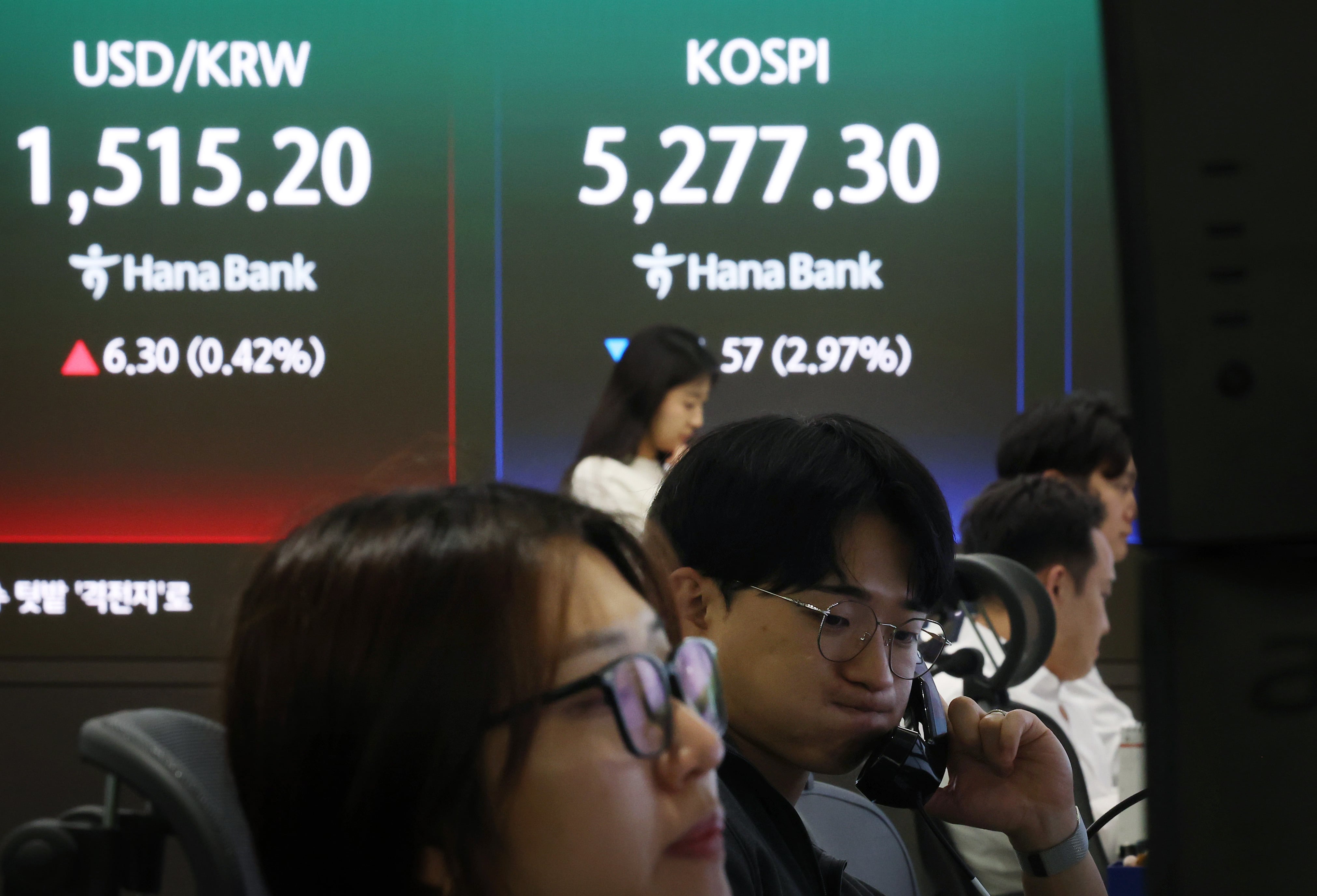 30일 서울 중구 하나은행 본점 딜링룸 전광판에 코스피와 원화 환율 주간 종가가 표시돼 있다. 이날 주간 시장 마감 후 환율은 1520원 선을 뚫고 올라갔다. /연합뉴스