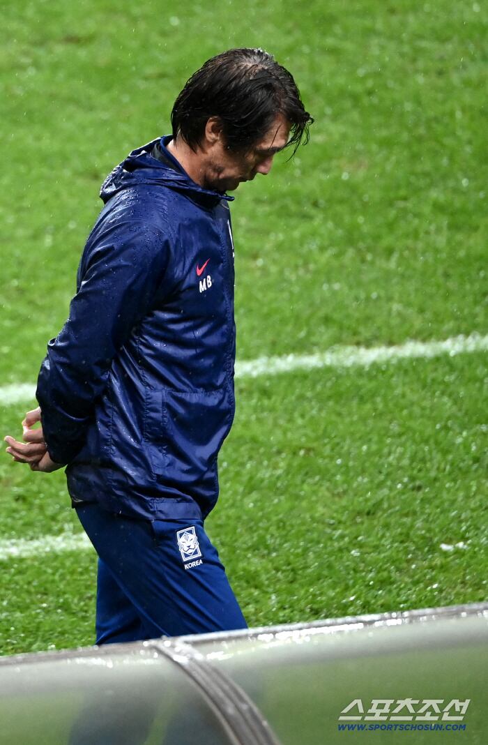 10일 서울월드컵경기장에서 열린 대한민국 축구대표팀과 브라질의 A매치 평가전, 홍명보 감독이 찬스가 무산되자 아쉬워하고 있다. 상암=허상욱 기자wook@sportschosun.com/2025.10.10