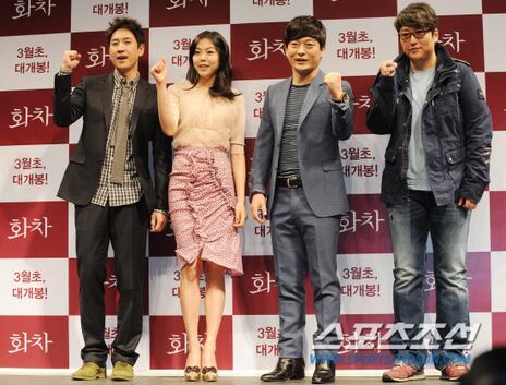 [포토] 파이팅 외치는 영화 '화차'의 주인공과 감독