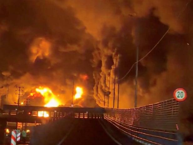 8일 이란 테헤란의 아크다시예 석유 저장소가 이스라엘의 공격으로 불길이 치솟고 연기가 피어오르고 있다.(소셜미디어X영상 캡처)/로이터 연합뉴스