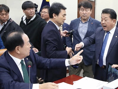 한기호 국민의힘 의원(왼쪽)과 김병주 더불어민주당 의원이(오른쪽) 지난 10월 8일 서울 여의도 국회에서 열린 국방위원회 전체회의에서 서로에게 삿대질을 하고 있다. photo 뉴스1