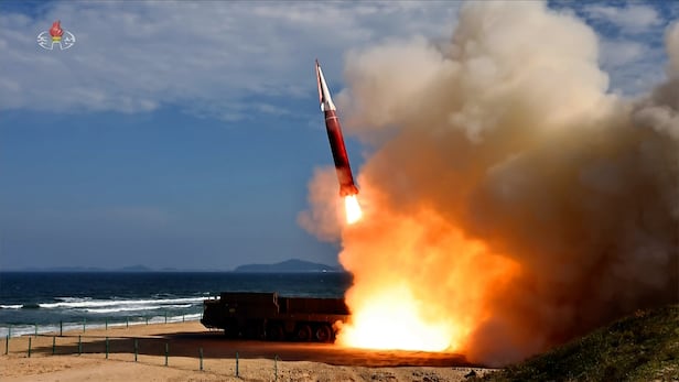 북한 관영매체가 지난 20일 동해상으로 극초음속 미사일 ‘화성 11마-1형’을 발사했다며 22일 관련 사진을 공개했다. 북한 미사일총국이 진행한 발사 시험에는 김정은 북한 국무위원장과 딸 주애가 참석했다./조선중앙통신 연합뉴스
