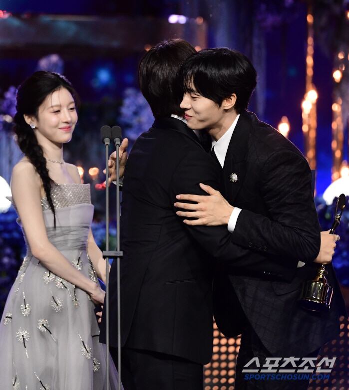 제4회 청룡시리즈어워즈(Bluedragon Series Awards)가 18일 인천 파라다이스시티에서 열렸다. 신인남우상을 수상한 추영우와 이정하가 포옹을 하고 있다. 인천= 하상욱 기자 wook@sportschosun.com/2025.07.18
