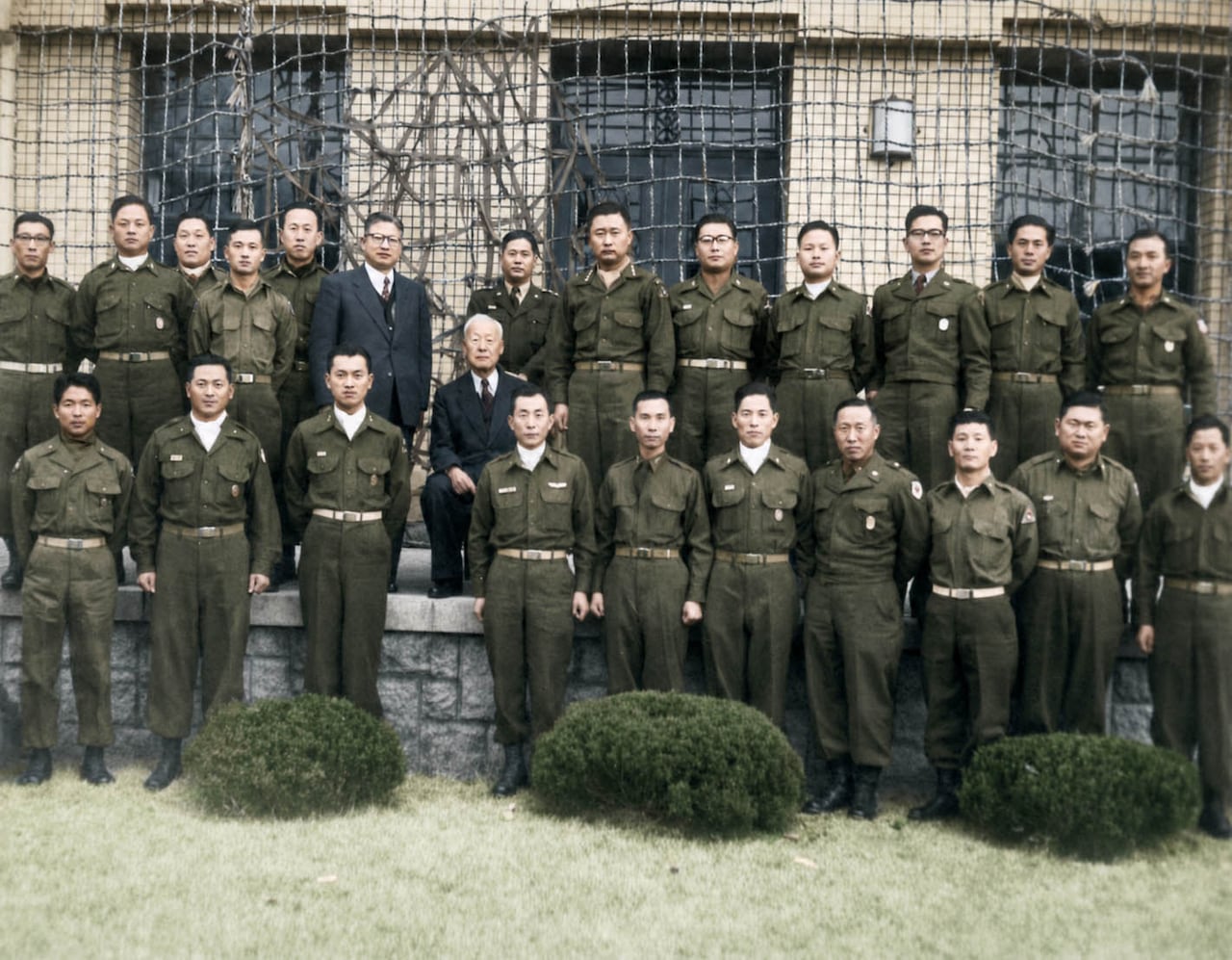 휴전(1953.7.27)을 코앞에 둔1953년 6월 10일 이승만 대통령은 경무대로 한국군 주요 지휘관을 소집했다. 전격적인 반공포로 석방을 8일 앞둔 날이었다. 한국과 미국은 휴전회담을 두고 최고조의 갈등 국면으로 향하던 시점이었다. 가운데 앉은 이가 이승만 대통령, 뒷줄 오른쪽에서 여섯째가 백선엽 육군참모총장. /백선엽 장군 기념 재단