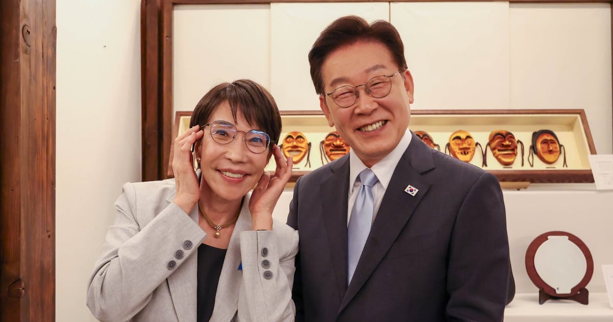 Takaichi tries on Lee Jae-myung's glasses after Korea-Japan summit dinner