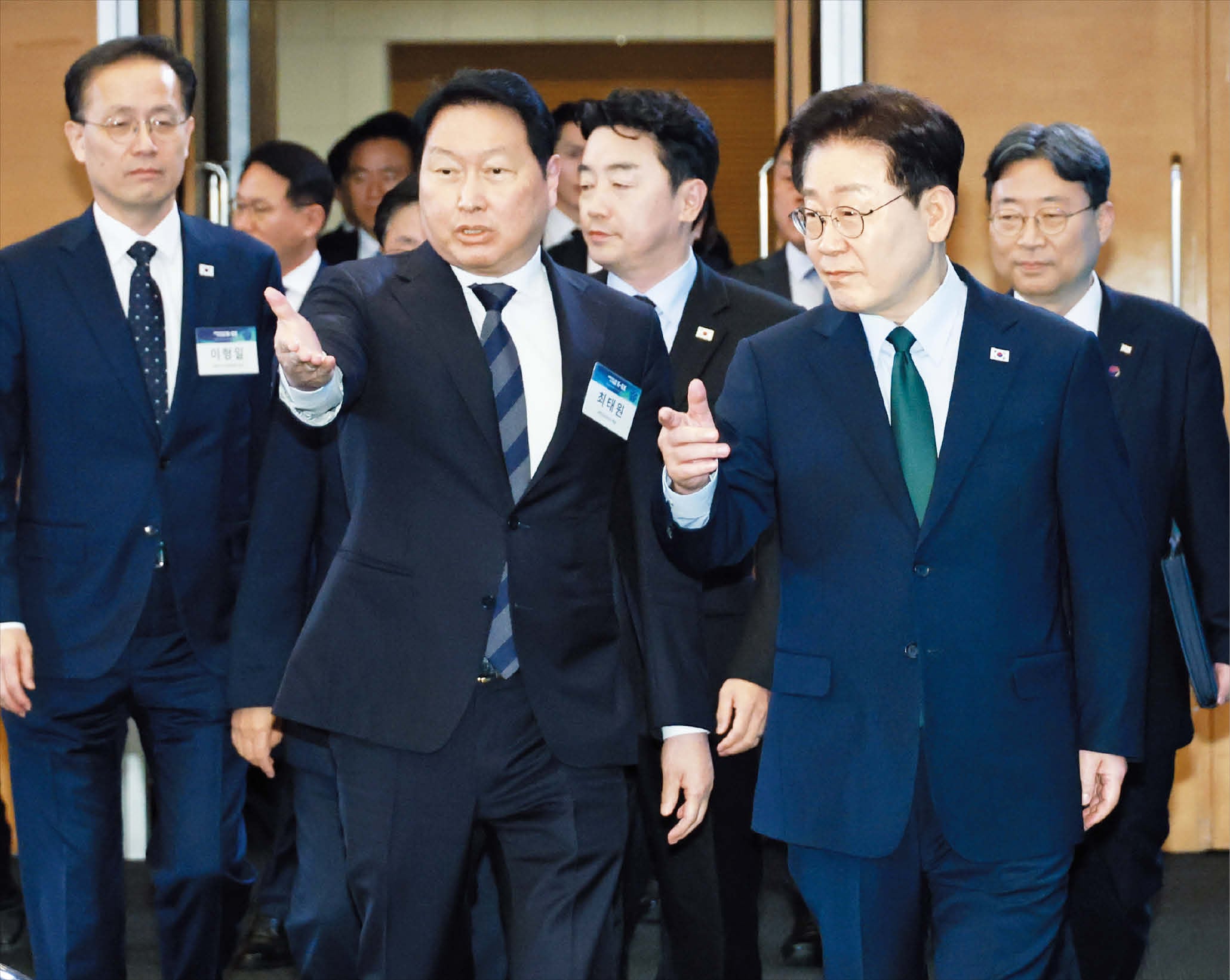 이재명 대통령과 최태원 SK그룹 회장 겸 대한상공회의소 회장이 7일 서울 중구 대한상공회의소에서 열린 한국형 녹색대전환(K-GX) 전략 국민보고회에 입장하고 있다. 정부는 향후 10년간 1000조원을 투입해 재생에너지 등 녹색산업을 신성장동력으로 육성하기로 했다. /뉴스1