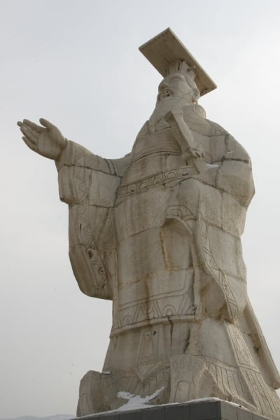 중국 시안(長安) 병마용갱 근처에 있는 진시황 석상. 본 사람들마다 "참 인자한 모습으로 만들었다!"며 탄식하기 일쑤다.